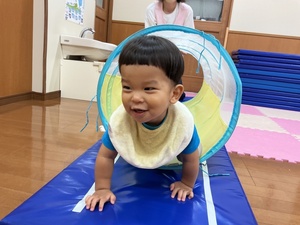 9月運動プログラムの様子(いるか低月齢・トンネル)