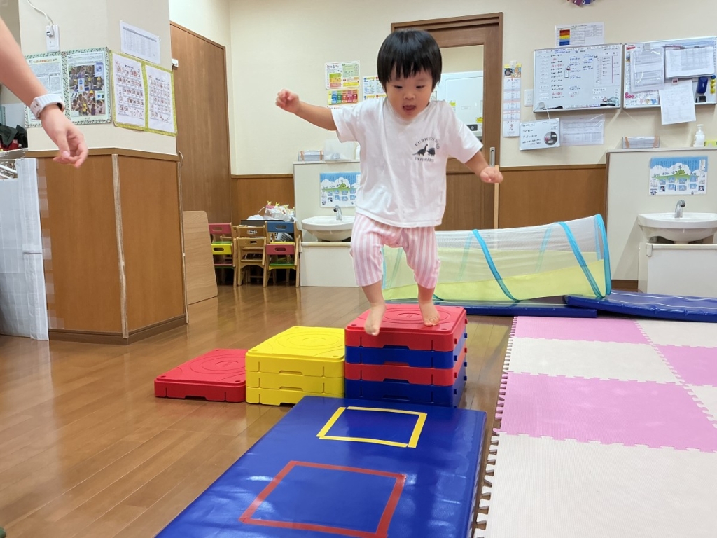 9月運動プログラムの様子(いるか・階段ブロック)