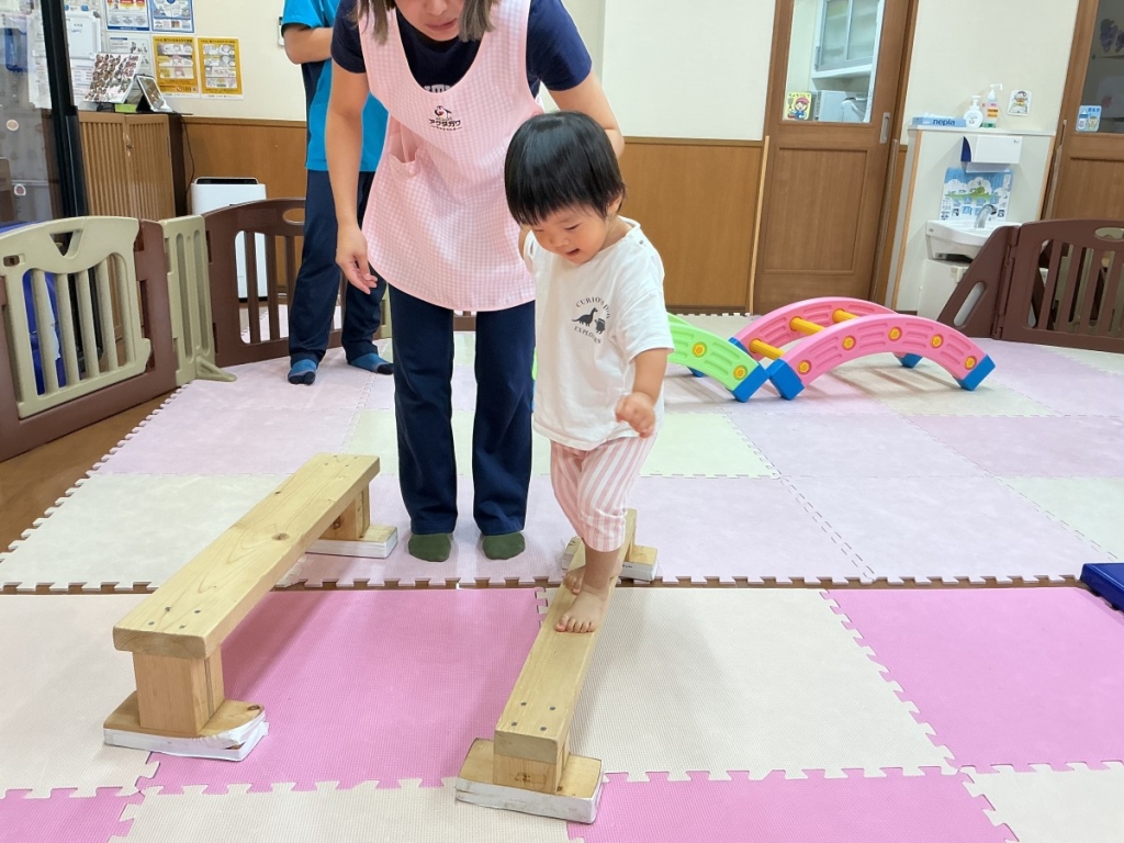 9月運動プログラムの様子(いるか・平均台)