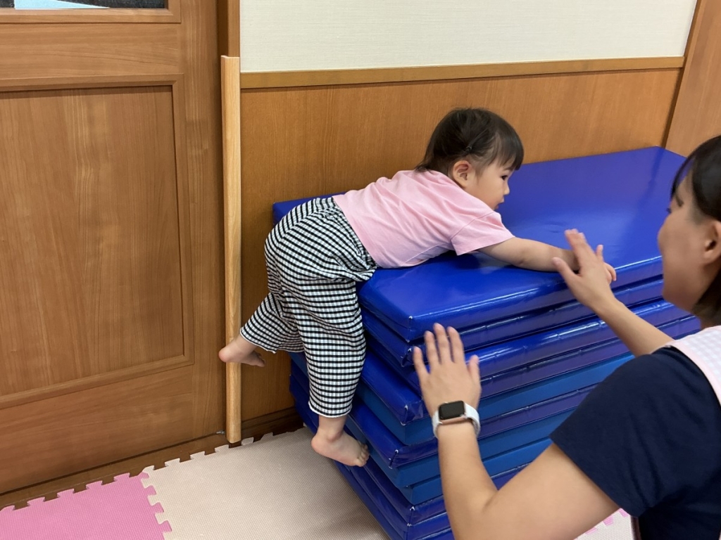 9月運動プログラムの様子(いるか・12段マット上り下り)
