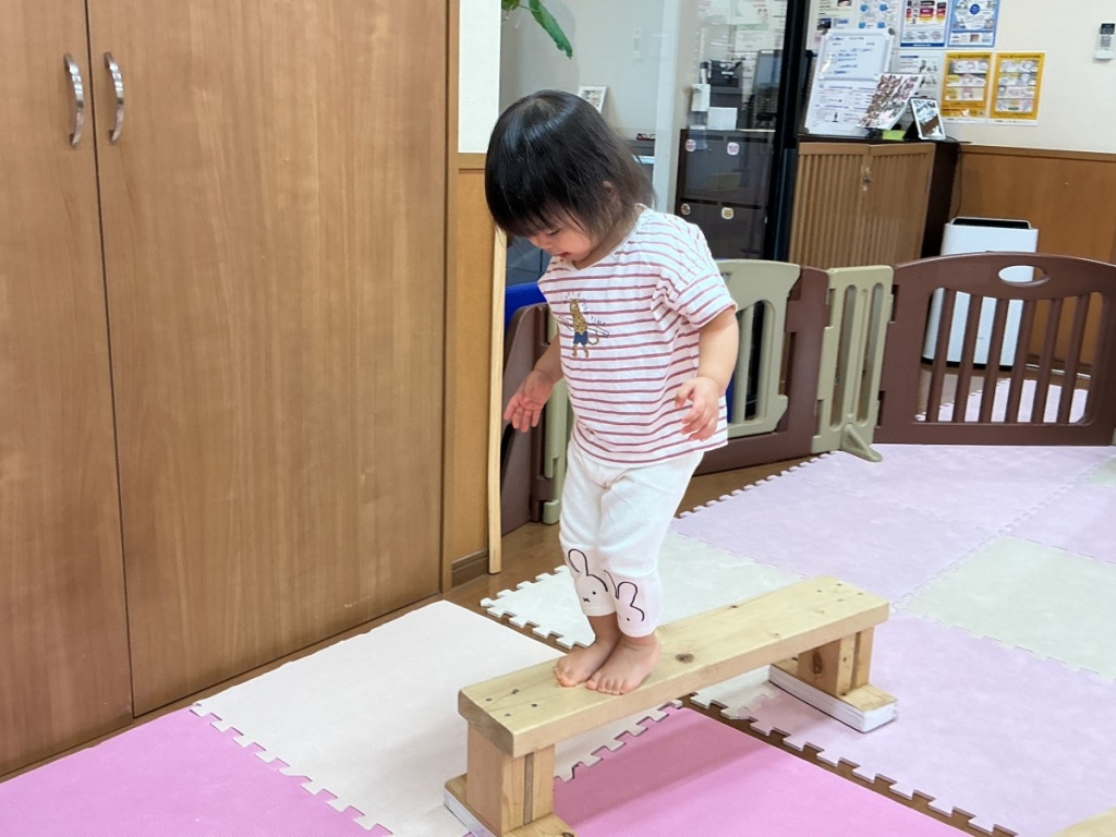 9月運動プログラムの様子(いるか・平均台)