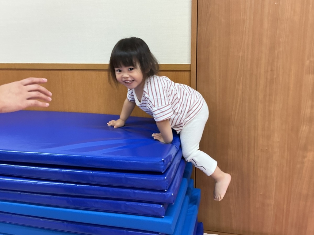 9月運動プログラムの様子(いるか・12段マット上り下り)