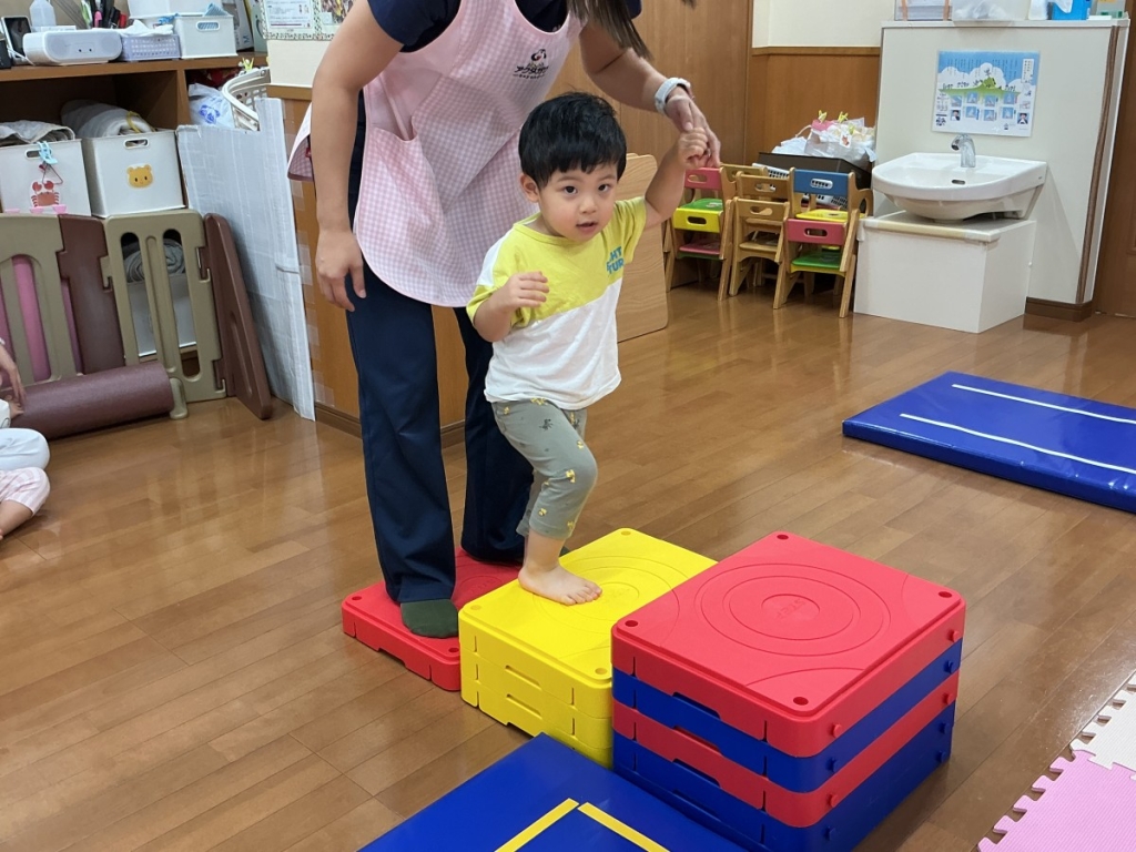 9月運動プログラムの様子(いるか・階段ブロック)