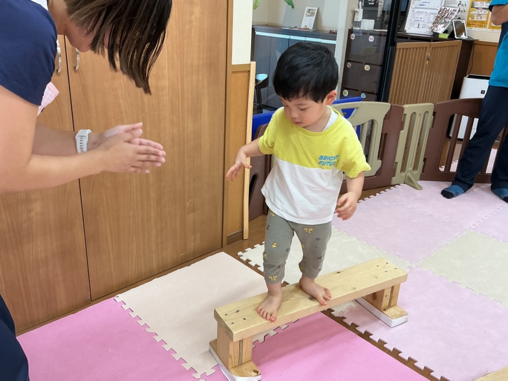 9月運動プログラムの様子(いるか・平均台)