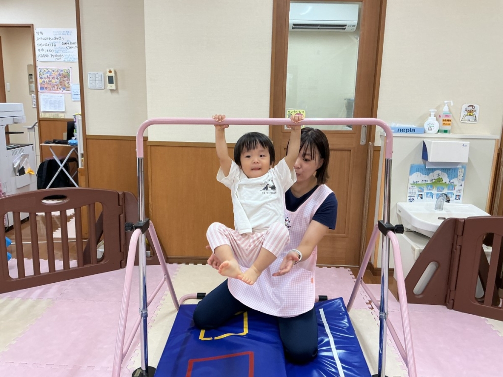 9月運動プログラムの様子(いるか・鉄棒)