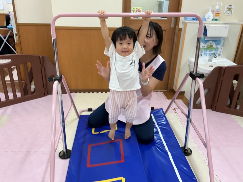 9月運動プログラムの様子(いるか・鉄棒)