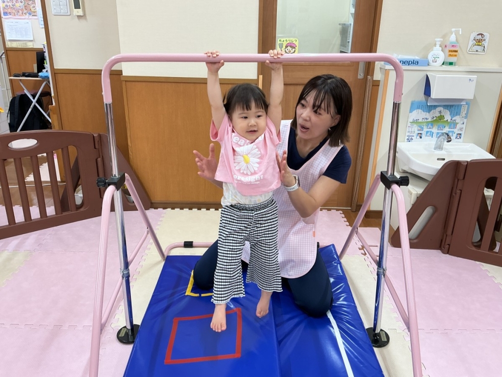 9月運動プログラムの様子(いるか・鉄棒)