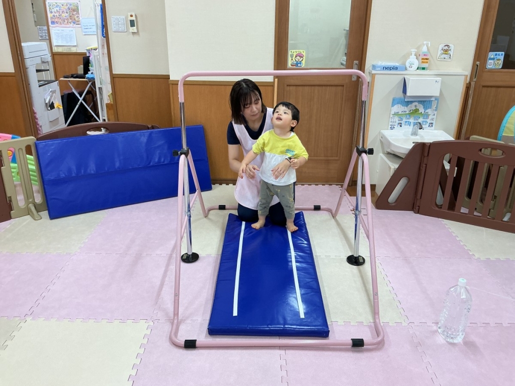 9月運動プログラムの様子(いるか・鉄棒)
