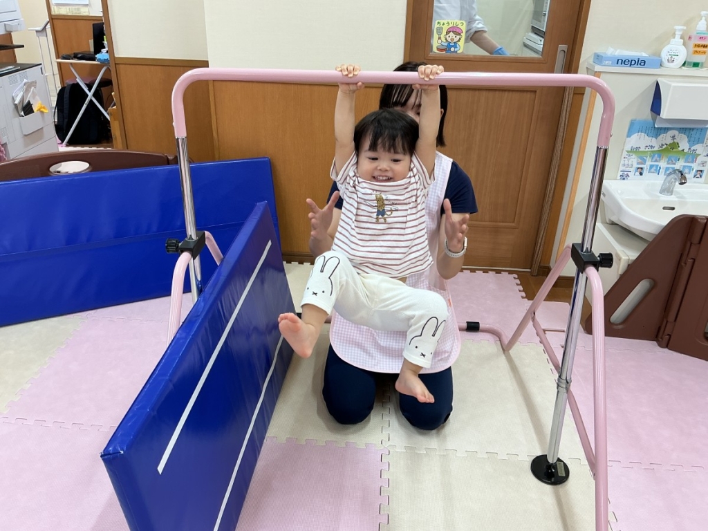 9月運動プログラムの様子(いるか・鉄棒)