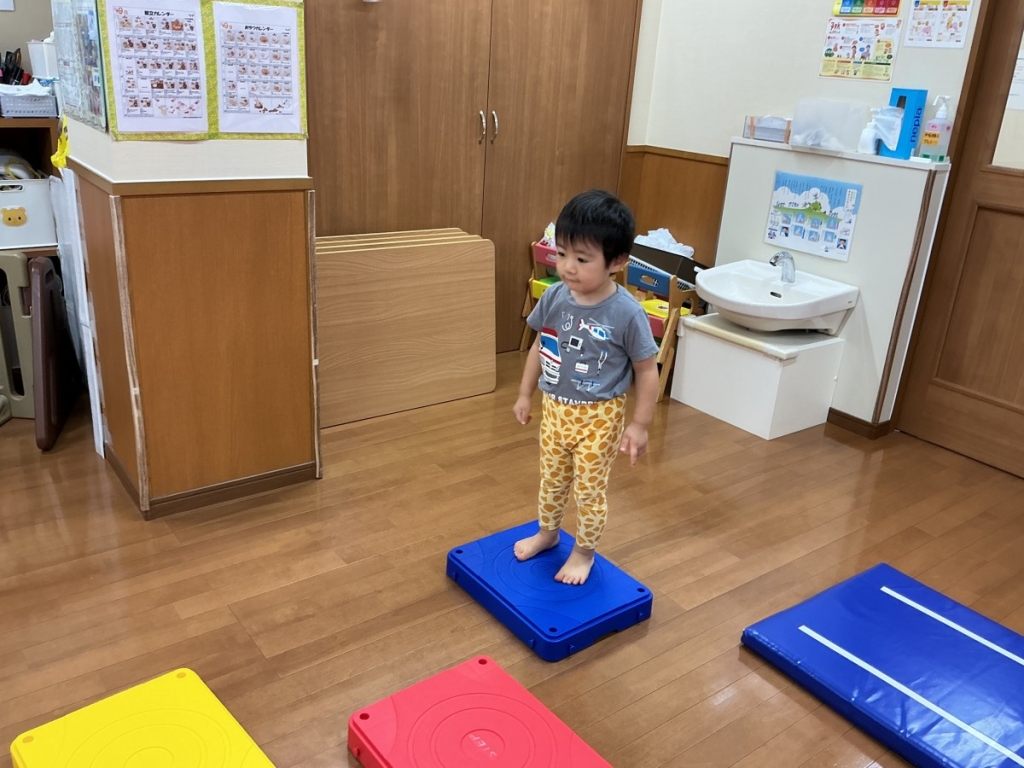 9月運動プログラムの様子(くじら・ブロック渡り)