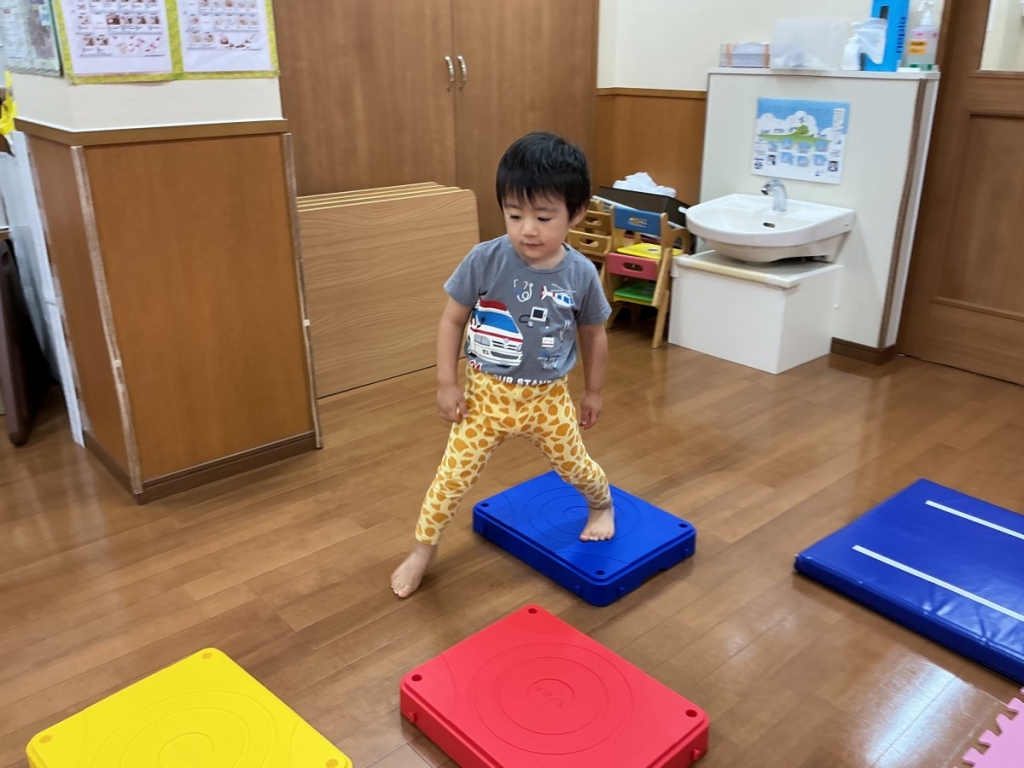 9月運動プログラムの様子(くじら・ブロック渡り)