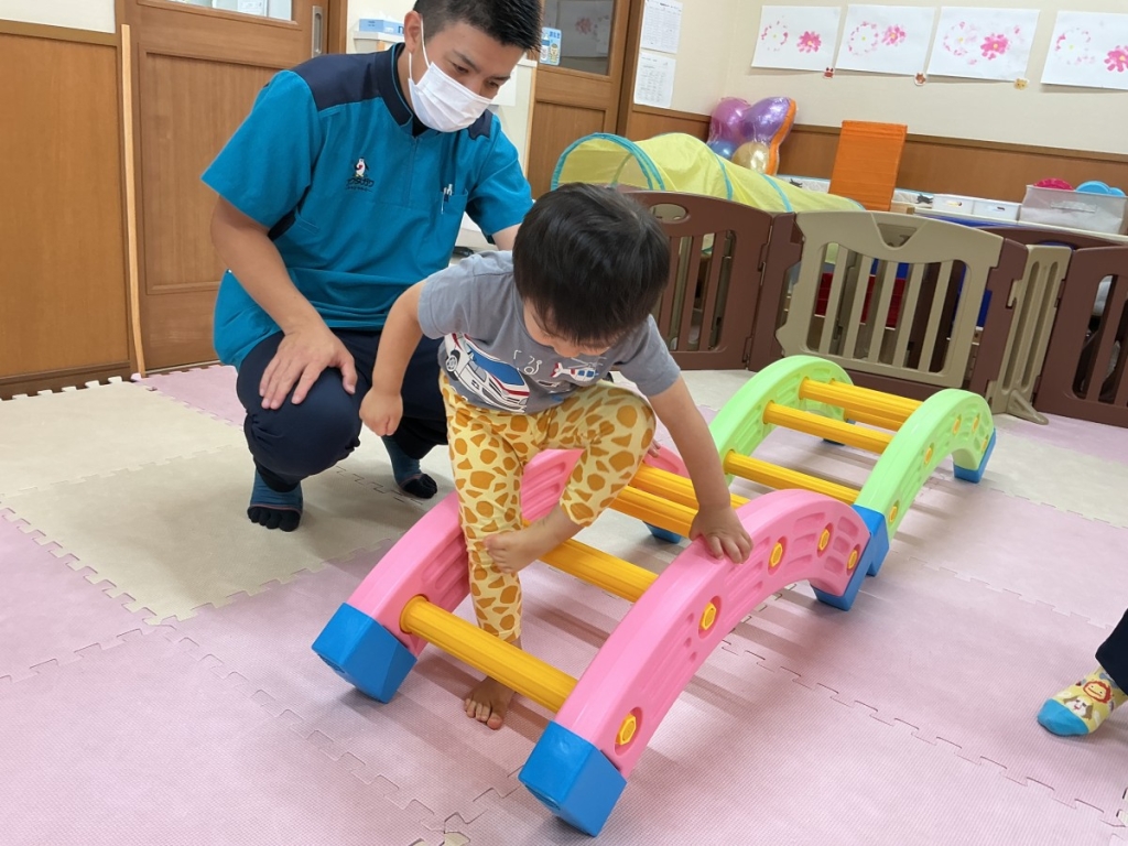 9月運動プログラムの様子(くじら・橋渡り)