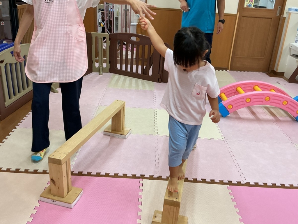 9月運動プログラムの様子(くじら・平均台)