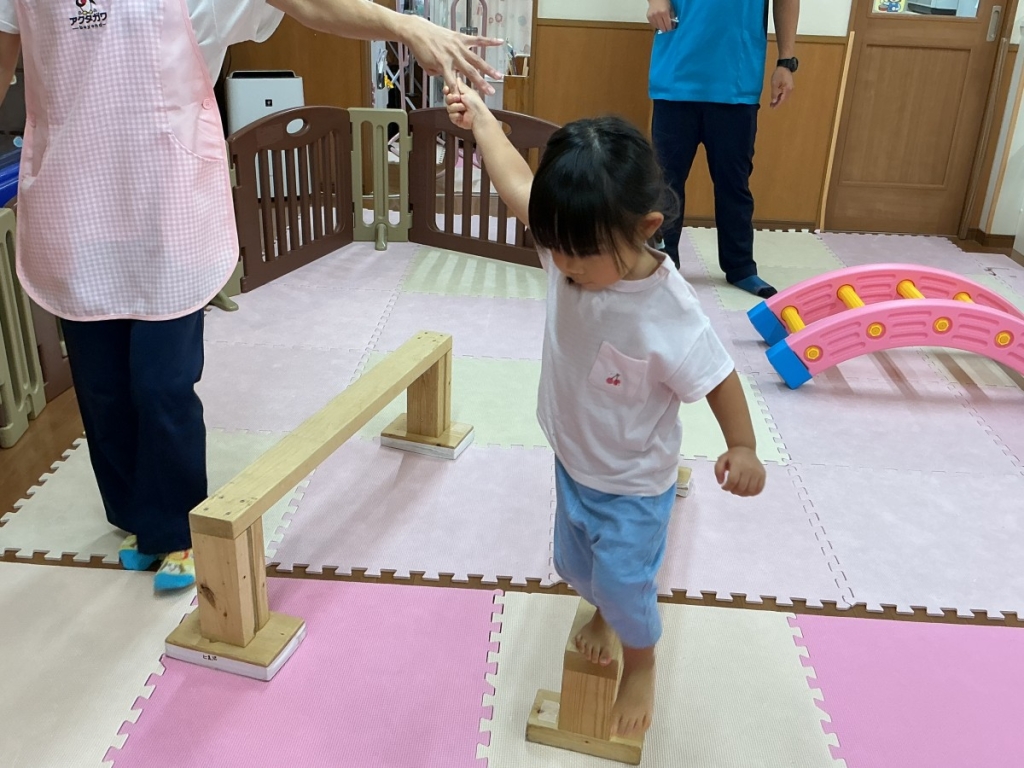 9月運動プログラムの様子(くじら・平均台)