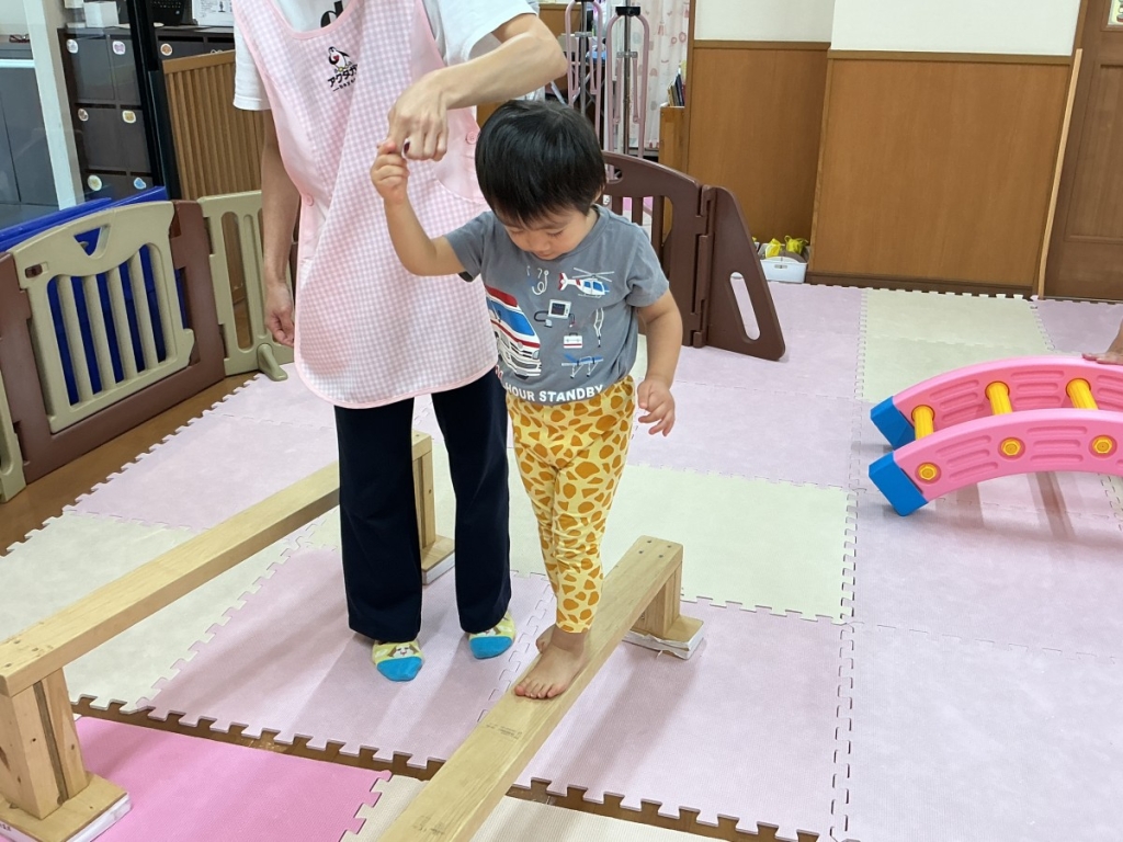 9月運動プログラムの様子(くじら・平均台)