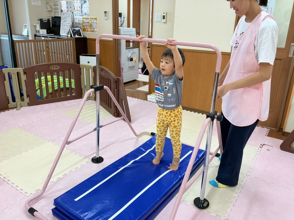9月運動プログラムの様子(くじら・鉄棒)