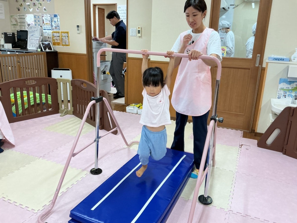 9月運動プログラムの様子(くじら・鉄棒)