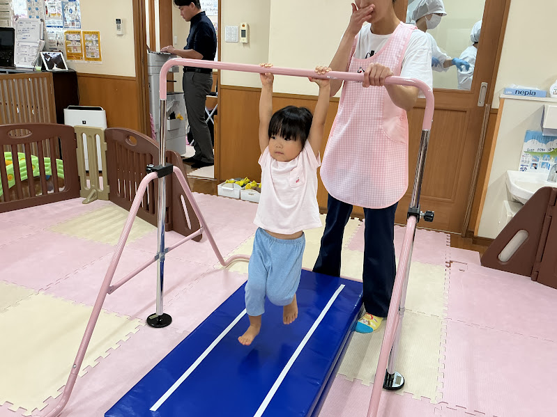 9月運動プログラムの様子(くじら・鉄棒)