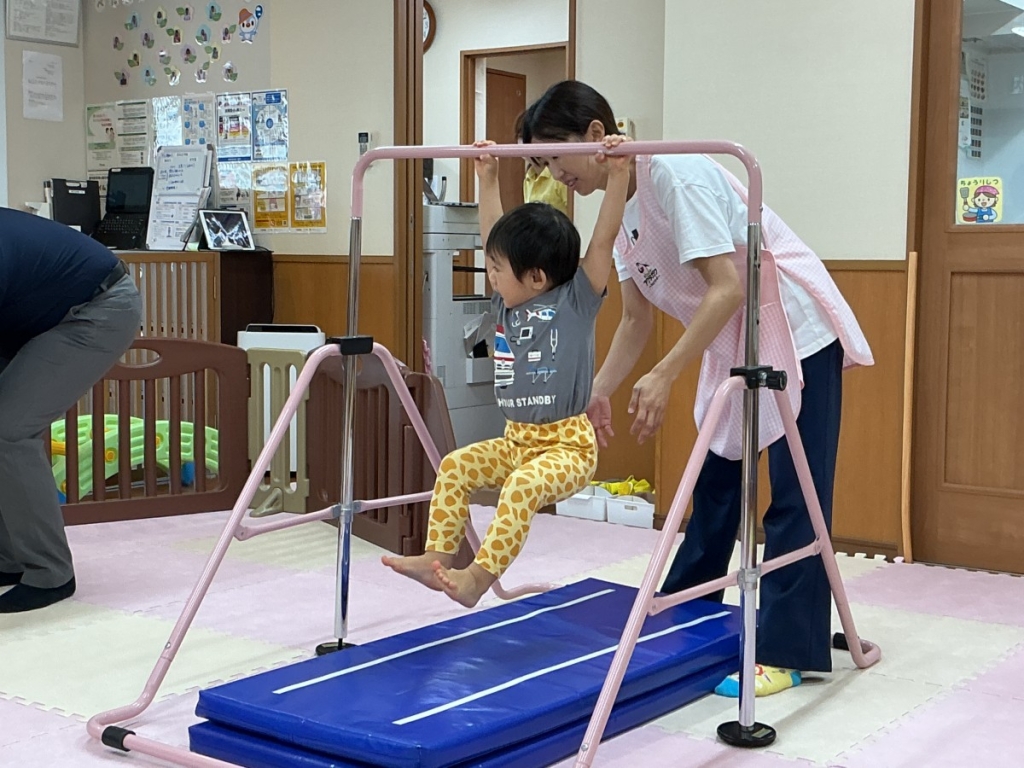 9月運動プログラムの様子(くじら・鉄棒)