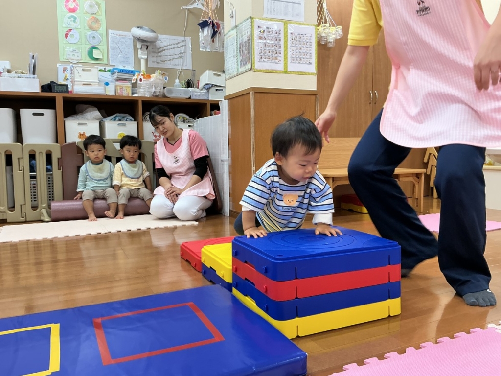 10月運動プログラムの様子(らっこ・階段ブロック)
