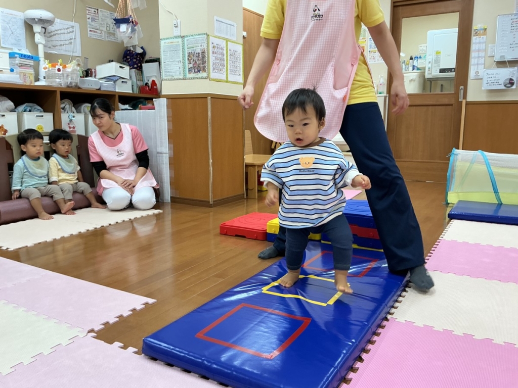 10月運動プログラムの様子(らっこ・マット歩行)