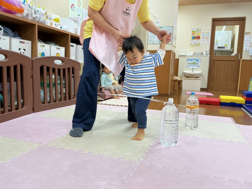 10月運動プログラムの様子(らっこ・ゴム跨ぎ)