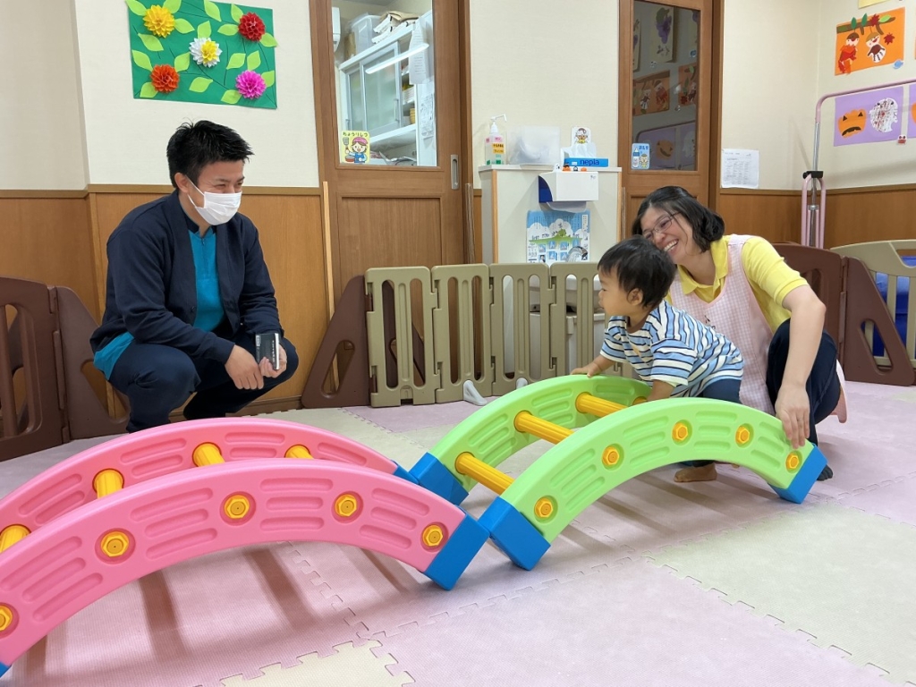 10月運動プログラムの様子(らっこ・橋渡り)