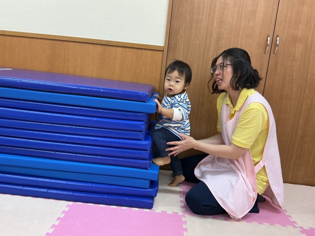 10月運動プログラムの様子(らっこ・12段マット上り下り)