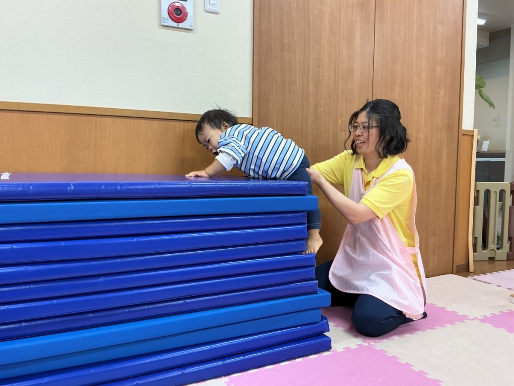 10月運動プログラムの様子(らっこ・12段マット上り下り)