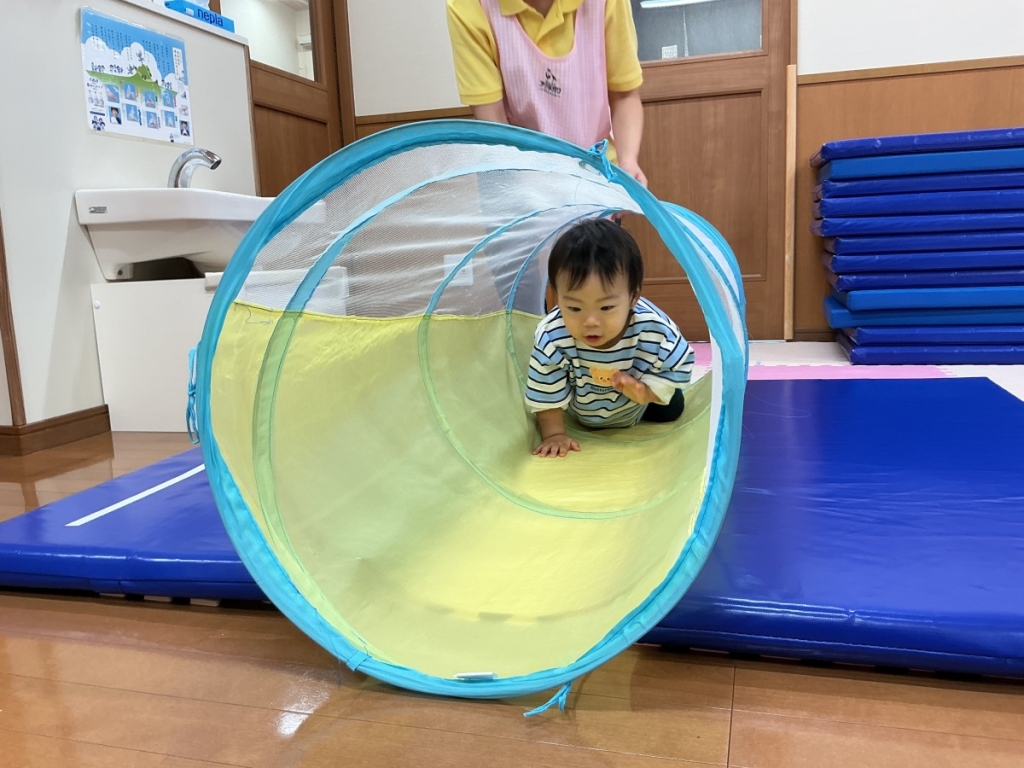 10月運動プログラムの様子(らっこ・トンネル)