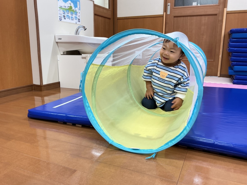 10月運動プログラムの様子(らっこ・トンネル)