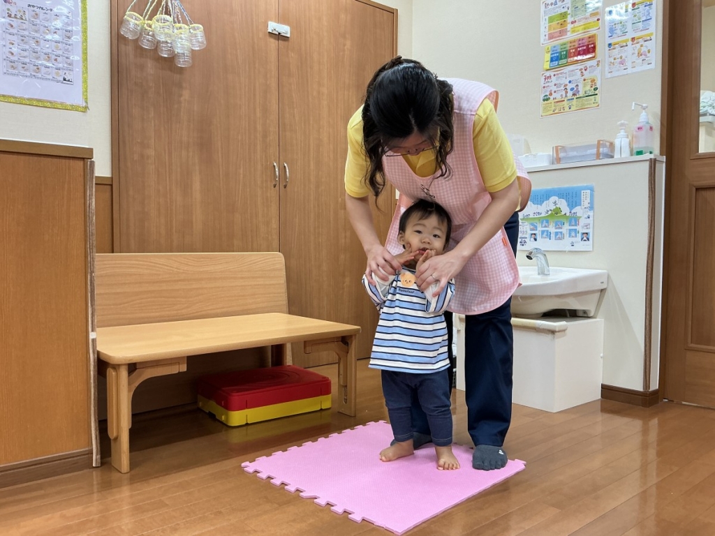 10月運動プログラムの様子(らっこ・ポーズ)