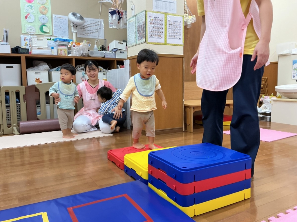 10月運動プログラムの様子(いるかB・階段ブロック)