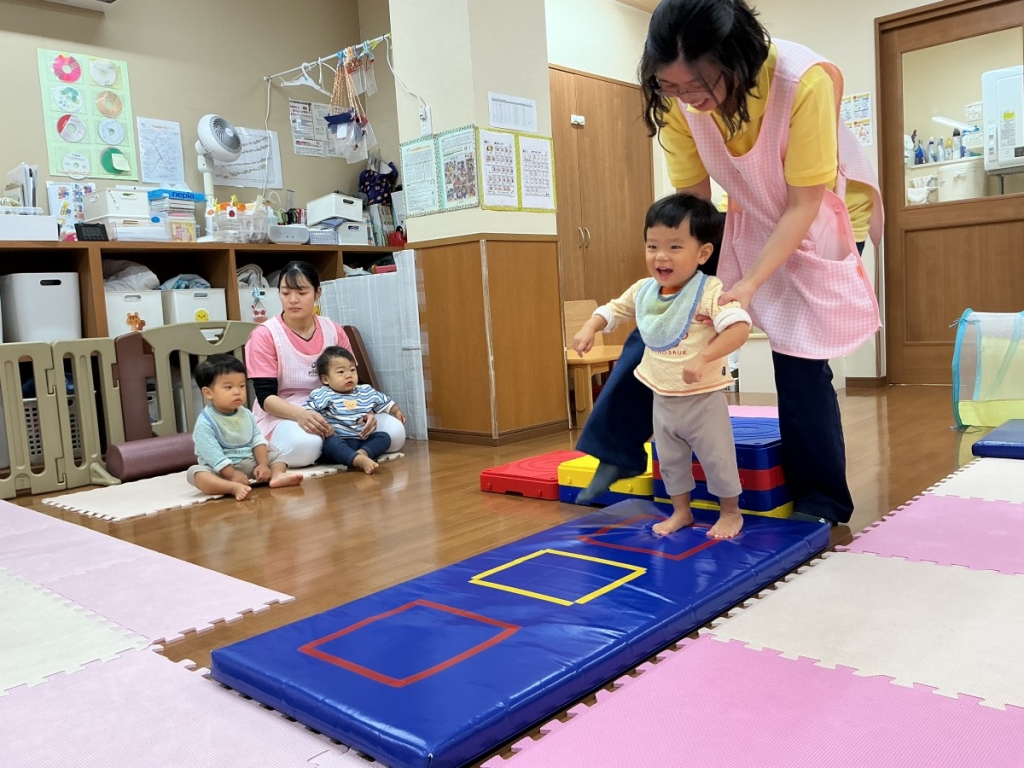 10月運動プログラムの様子(いるかB・マットジャンプ)