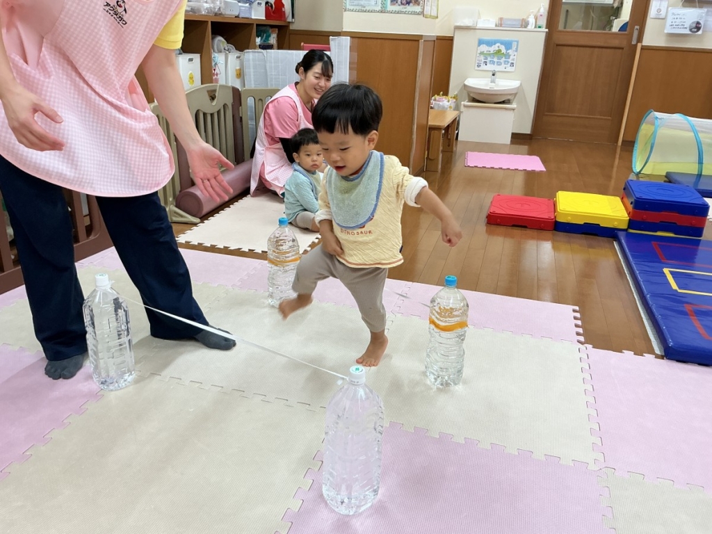 10月運動プログラムの様子(いるかB・ゴム跨ぎ)