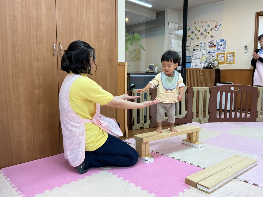 10月運動プログラムの様子(いるかB・平均台)