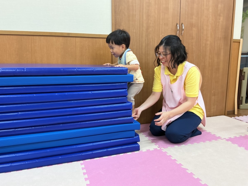 10月運動プログラムの様子(いるかB・12段マット上り下り)