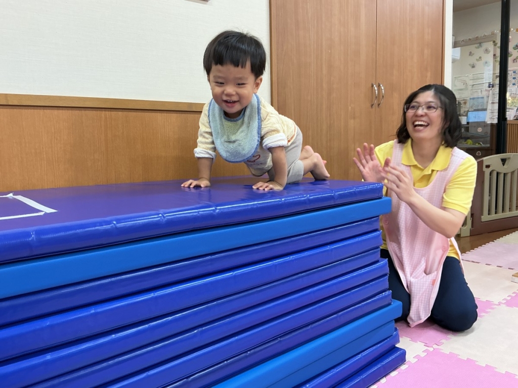 10月運動プログラムの様子(いるかB・12段マット上り下り)