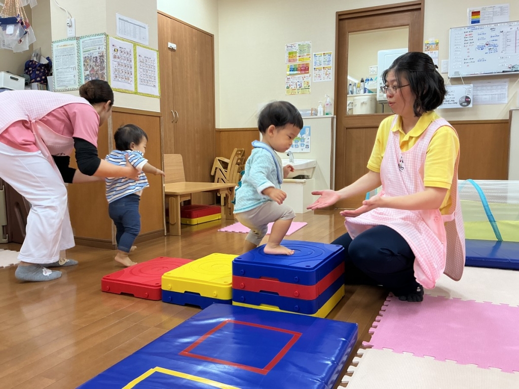 10月運動プログラムの様子(いるかB・階段ブロック)