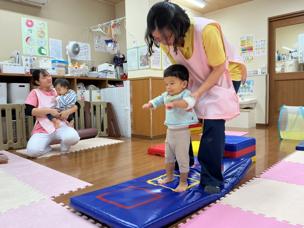 10月運動プログラムの様子(いるかB・マットジャンプ)