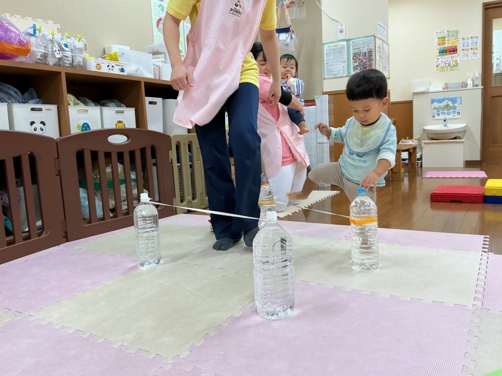 10月運動プログラムの様子(いるかB・ゴム跨ぎ)