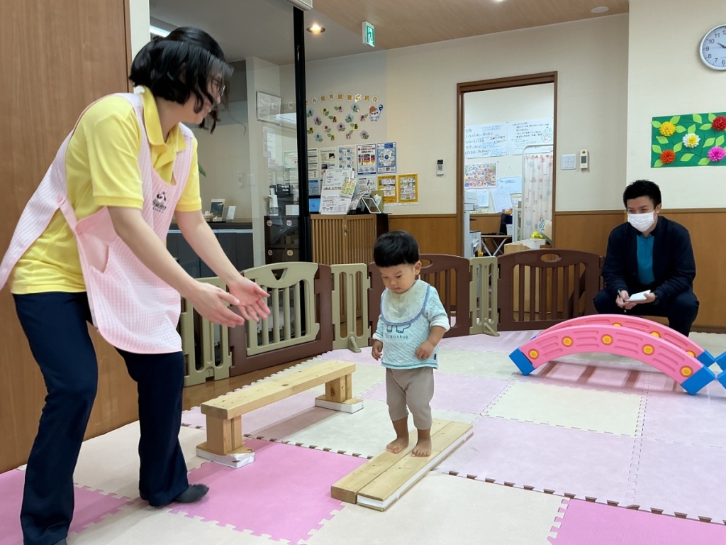 10月運動プログラムの様子(いるかB・平均台)
