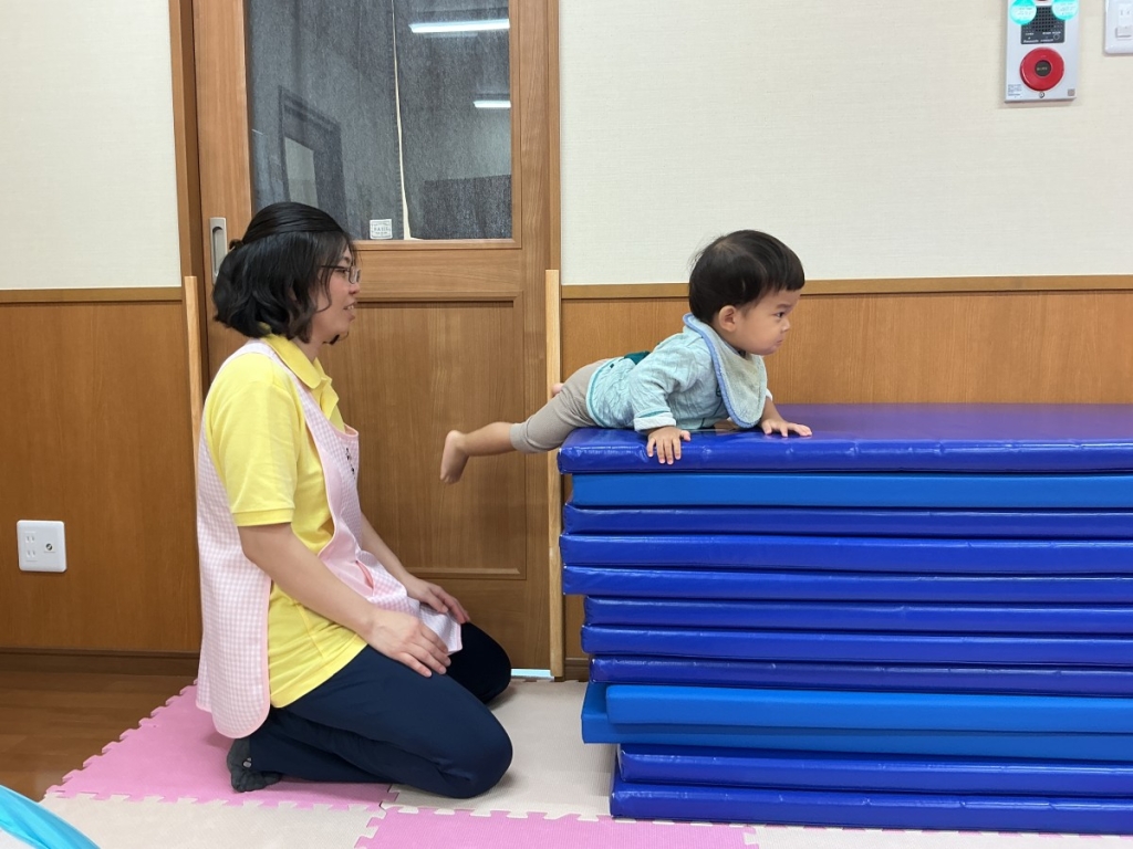 10月運動プログラムの様子(いるかB・12段マット上り下り)