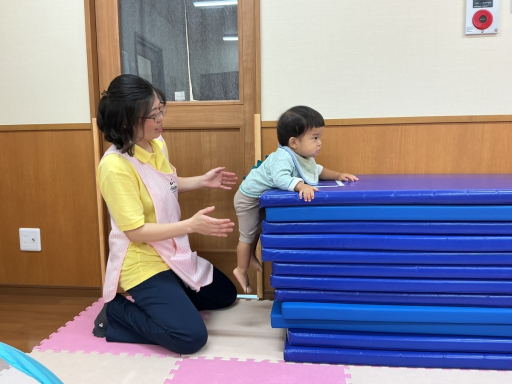 10月運動プログラムの様子(いるかB・12段マット上り下り)