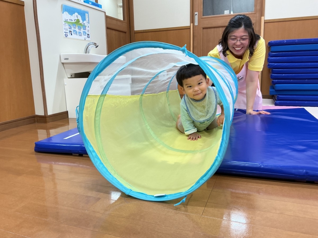 10月運動プログラムの様子(いるかB・トンネル)