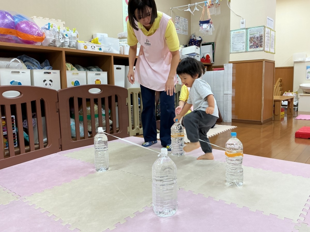 10月運動プログラムの様子(いるかA・ゴム跨ぎ)