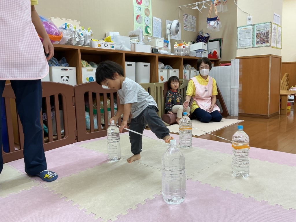 10月運動プログラムの様子(いるかA・ゴム跨ぎ)