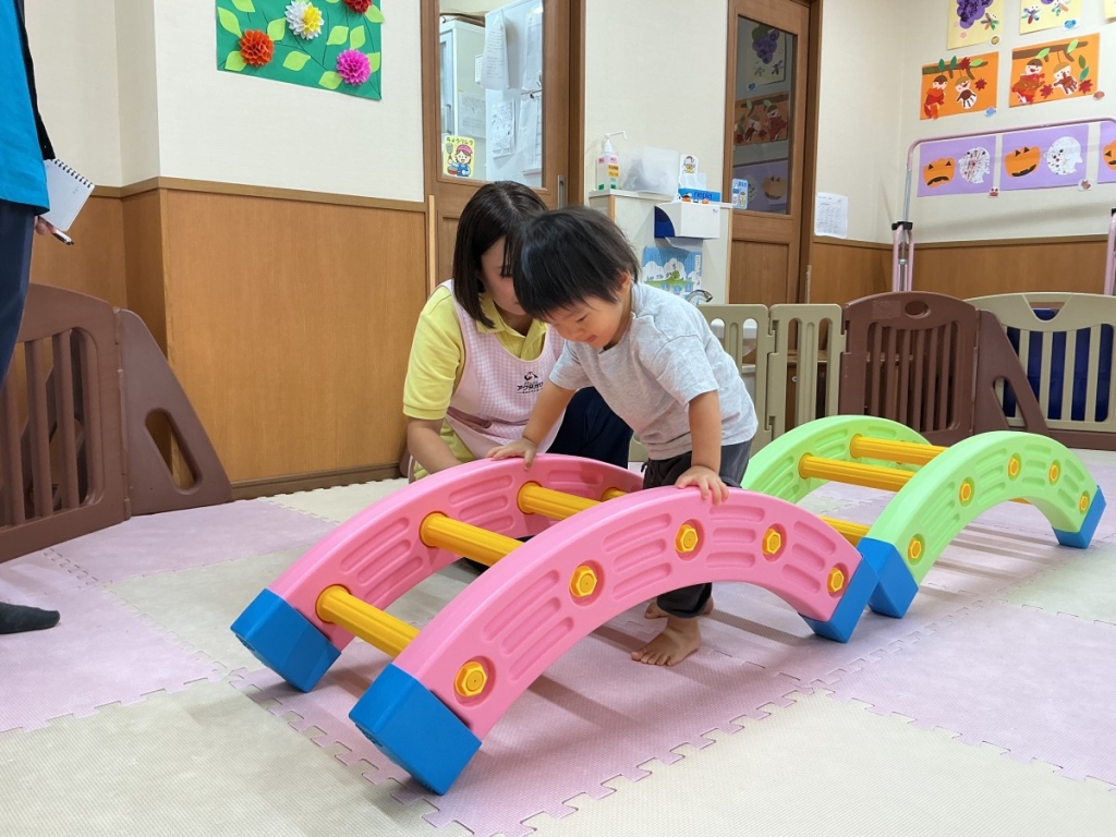10月運動プログラムの様子(いるかA・橋渡り)