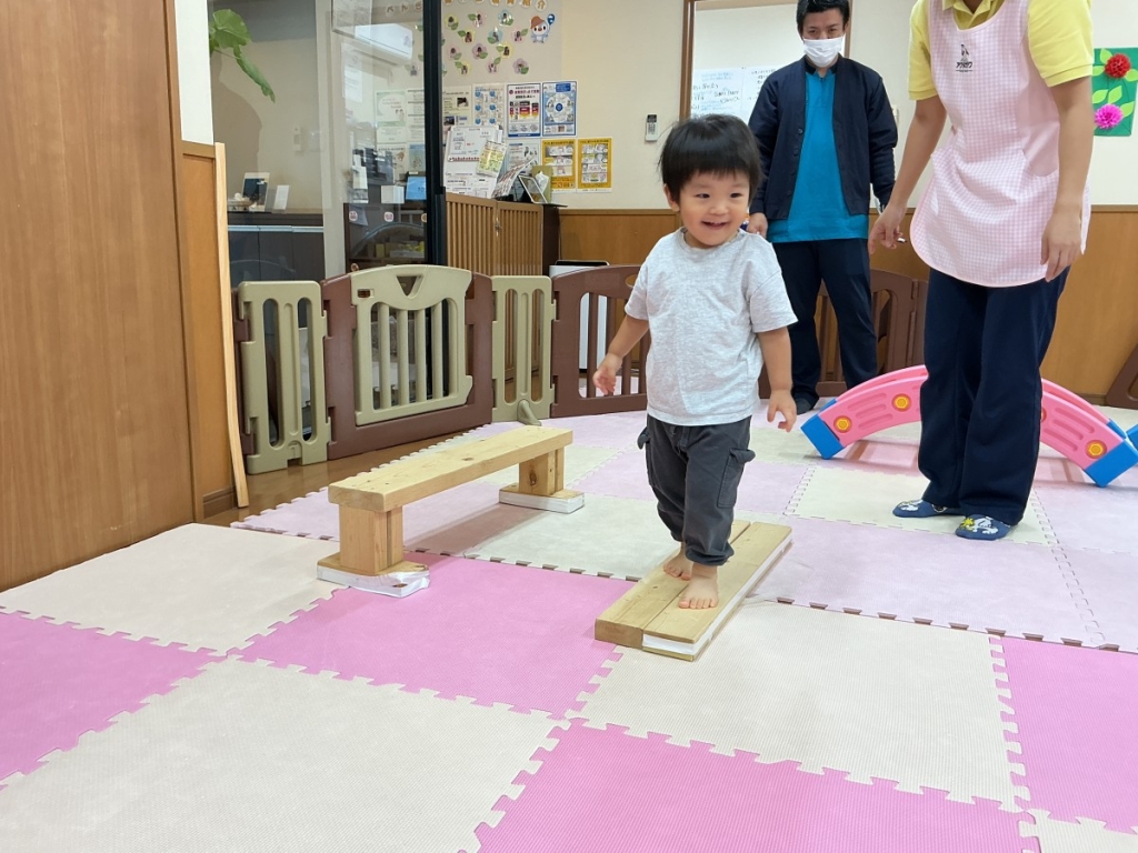 10月運動プログラムの様子(いるかA・平均台)