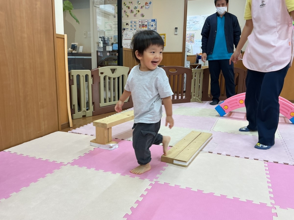 10月運動プログラムの様子(いるかA・平均台)